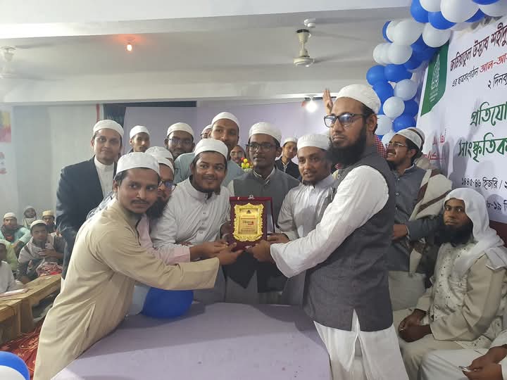 মুদির হাফিযাহুল্লাহকে ক্রেস্ট প্রদান